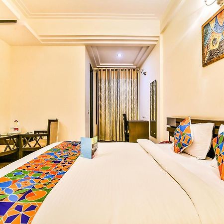 Fabhotel Oasis Dlf Phase 3 Гургаон Экстерьер фото
