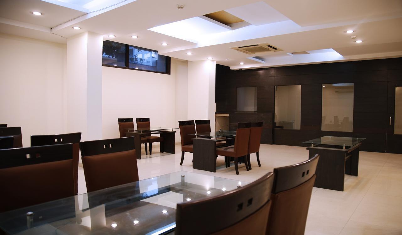 Fabhotel Oasis Dlf Phase 3 Гургаон Экстерьер фото