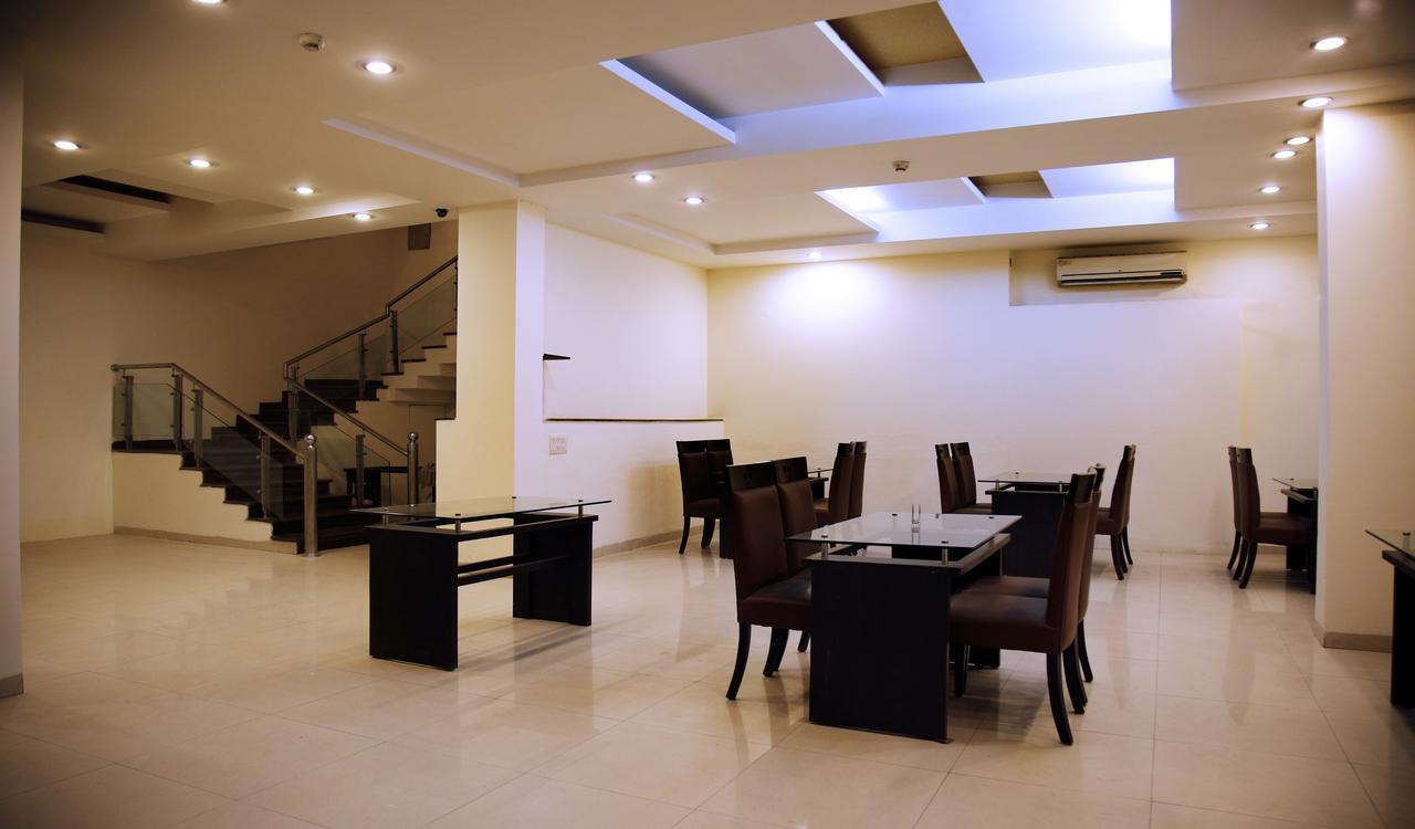 Fabhotel Oasis Dlf Phase 3 Гургаон Экстерьер фото